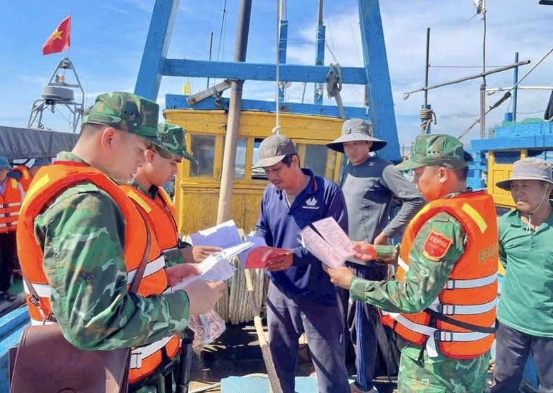 Bộ đội Biên phòng Gia Lai kết hợp kiểm tra với tuyên truyền để đảm bảo 100% tàu cá đủ điều kiện mới được làm thủ tục xuất bến. Ảnh: Bộ đội Biên phòng Gia Lai