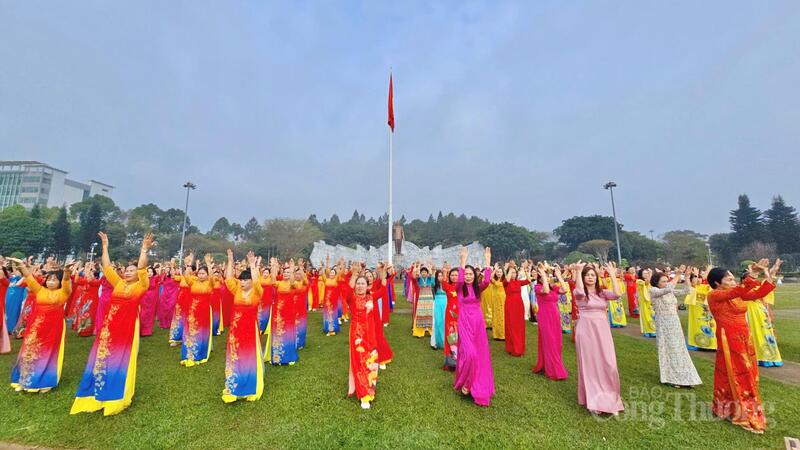 Chương trình đồng diễn dân vũ được tổ chức tại Quảng trường Đại Đoàn Kết đã thu hút khoảng 400 cán bộ, hội viên tham gia. Ảnh: Hoàng Phát