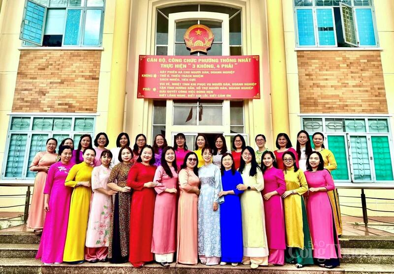 Tại phường Thống Nhất, Hội Liên hiệp Phụ nữ phường tổ chức chuỗi chương trình gồm đồng diễn dân vũ, giao lưu văn nghệ và trình diễn áo dài. Ảnh: Hoàng Phát