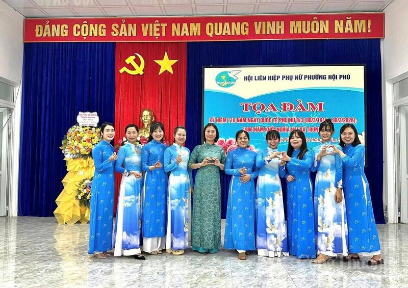 Hội Liên hiệp Phụ nữ phường Hội Phú tổ chức tọa đàm kỷ niệm 116 năm Ngày Quốc tế Phụ nữ, kết hợp tuyên truyền về cuộc bầu cử đại biểu Quốc hội khóa XVI và đại biểu HĐND các cấp nhiệm kỳ 2026-2031. Ảnh: Hoàng Phát