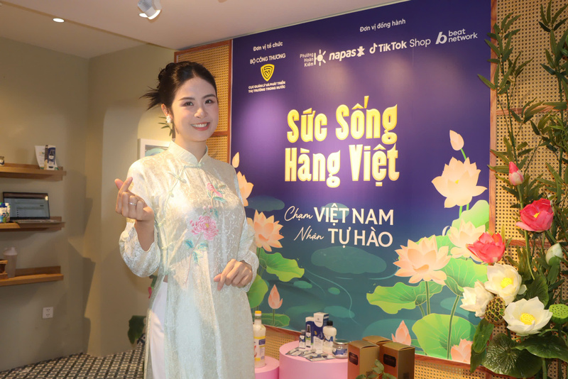 Hoa hậu Ngọc Hân rạng rỡ quảng bá cho các sản phẩm tại chương trình. (Ảnh: Bảo Trung)