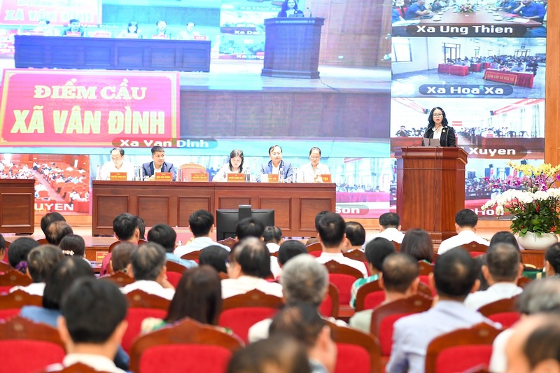 Ngày 2/3, Ban Thường trực Ủy ban MTTQ Việt Nam xã Vân Đình tổ chức hội nghị trực tiếp kết hợp trực tuyến tiếp xúc cử tri để người ứng cử vận động bầu cử tại các xã thuộc đơn vị bầu cử số 8 đại biểu quốc hội khoá XVI. Ảnh: Anh Khoa