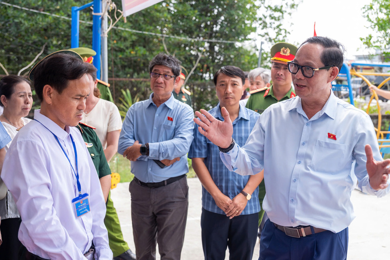 Phó Chủ tịch Quốc hội, Thượng tướng Trần Quang Phương kiểm tra, giám sát công tác chuẩn bị bầu cử tại Khu vực bỏ phiếu số 01, ấp Kinh Đào, xã Đất Mũi, tỉnh Cà Mau.