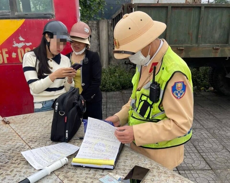 Lực lượng Cảnh sát giao thông lập biên bản xử lý trường hợp vi phạm trật tự an toàn giao thông đường sắt. Ảnh: Cục Cảnh sát giao thông