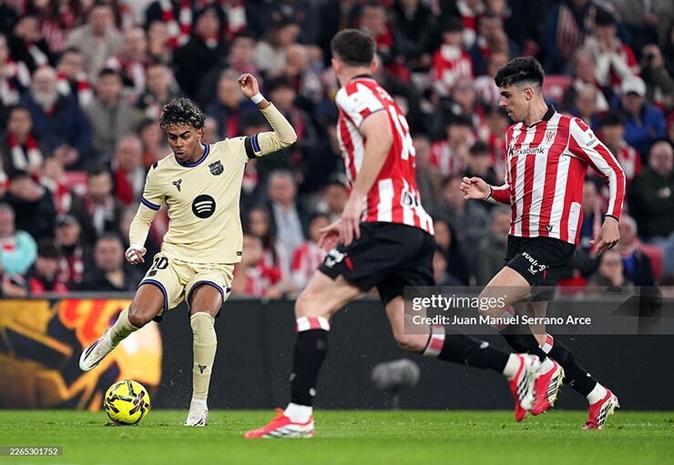 Yamal (áo xám) lại tỏa sáng rực rỡ. Ảnh: Getty Images