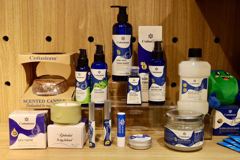 C&aacute;c sản phẩm của C&ocirc;ng ty TNHH Chế biến Dừa Lương Quới trưng b&agrave;y tại chương tr&igrave;nh thu h&uacute;t sự quan t&acirc;m của người ti&ecirc;u d&ugrave;ng đến tham quan v&agrave; trải nghiệm