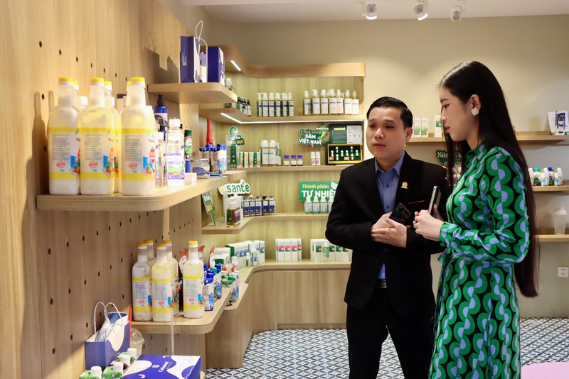 &Ocirc;ng Nguyễn Văn Tới, đại diện C&ocirc;ng ty TNHH Chế biến Dừa Lương Quới đang giới thiệu c&aacute;c sản phẩm của c&ocirc;ng ty tại kh&ocirc;ng gian trưng b&agrave;y của chương tr&igrave;nh