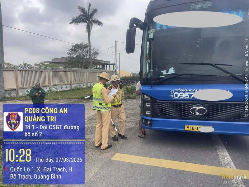 Lực lượng Cảnh sát giao thông kiểm tra xe khách chở quá số người quy định. Ảnh: Cục Cảnh sát giao thông