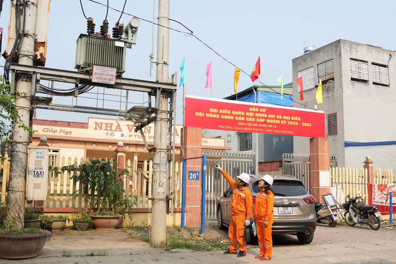 Đội Quản lý điện lực khu vực Định Hóa - Công ty Điện lực Thái Nguyên kiểm tra hiện trường, chỉ đạo công tác chuẩn bị phương án cấp điện phục vụ bầu cử. Ảnh: EVNNPC