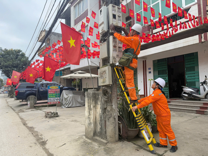 Nhân viên Đội Quản lý điện lực Bằng Giang - Công ty Điện lực Cao Bằng kiểm tra định kỳ, xử lý khiếm khuyết đảm bảo cấp điện phục vụ bầu cử. Ảnh: EVNNPC