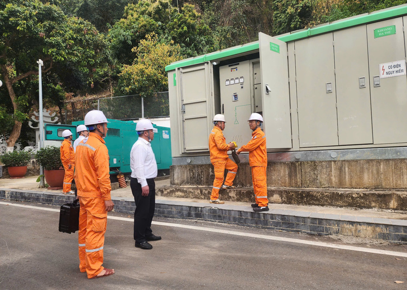 Lãnh đạo Công ty Điện lực Sơn La kiểm tra tình hình đảm bảo cấp điện khu vực bầu cử tại Nhà văn hóa Tổ 3 Chiềng Lề, phường Tô Hiệu, tỉnh Sơn La. Ảnh: EVNNPC