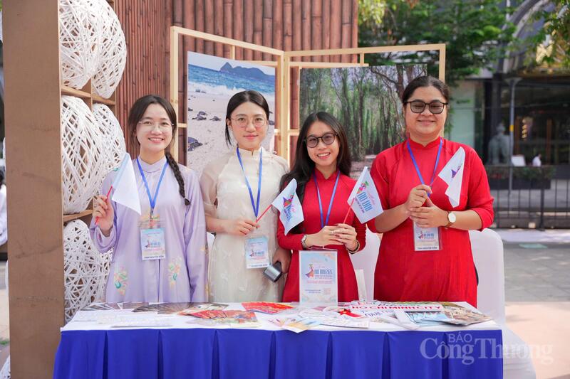 Các tình nguyện viên nhiệt tình hỗ trợ, cung cấp thông tin về chuỗi 17 hoạt động chính của Lễ hội Áo dài 2026.