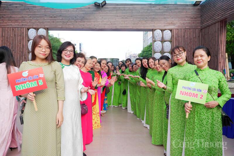 Các hội viên phụ nữ phường Sài Gòn duyên dáng trong tà áo dài truyền thống tham gia ngày hội.