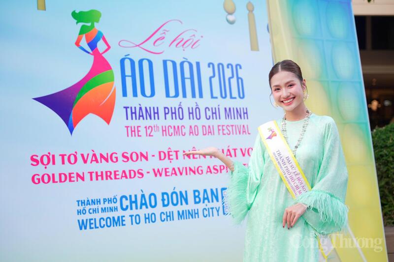 Vẻ đẹp thanh lịch của đại sứ lễ hội trong bộ áo dài, góp phần lan tỏa giá trị văn hóa truyền thống đến bạn bè quốc tế.