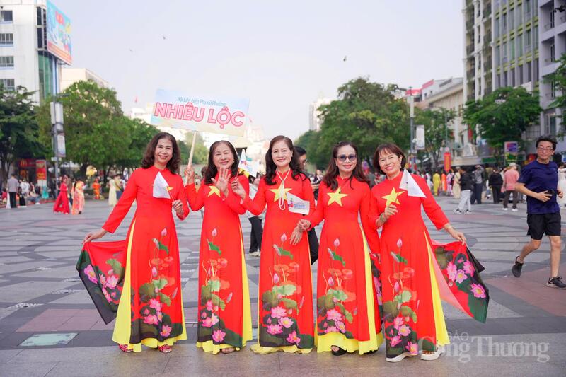 Những nụ cười tươi tắn của khách tham quan trong tà áo dài truyền thống, lưu giữ kỷ niệm đẹp tại ngày hội.