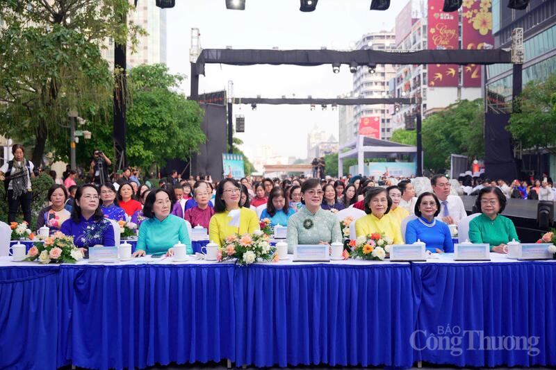 Các đại biểu rạng rỡ trong tà áo dài, hưởng ứng Lễ hội Áo dài lần thứ 12 với chủ đề “Sợi tơ vàng son - Dệt nên khát vọng”.