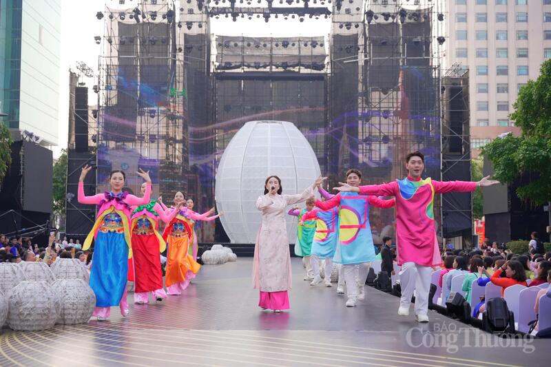 Tiết mục văn nghệ chào mừng kỷ niệm 116 năm Ngày Quốc tế Phụ nữ và khai mạc chuỗi hoạt động diễu hành áo dài tại phố đi bộ Nguyễn Huệ.