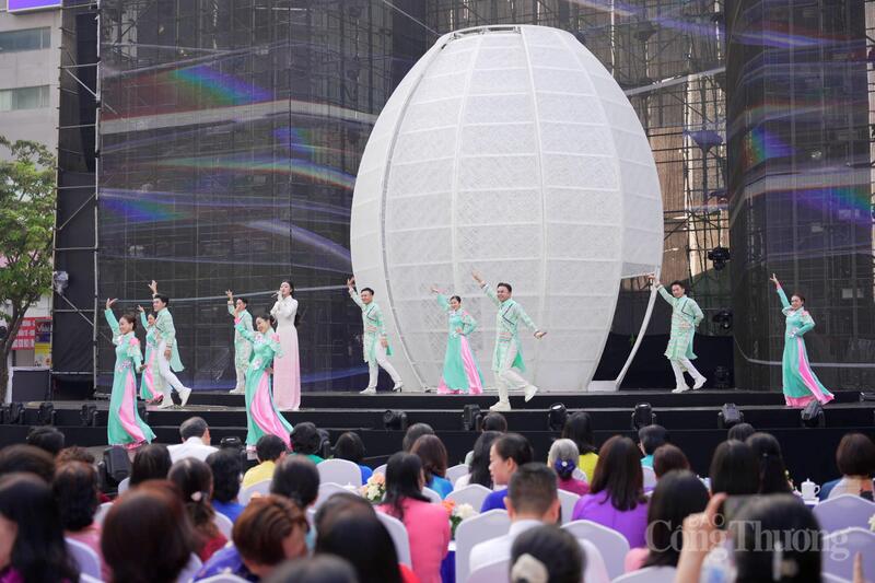 Sự kết hợp hài hòa giữa âm nhạc hiện đại và tà áo dài truyền thống tạo nên một màn trình diễn mãn nhãn trên sân khấu Lễ hội Áo dài 2026.