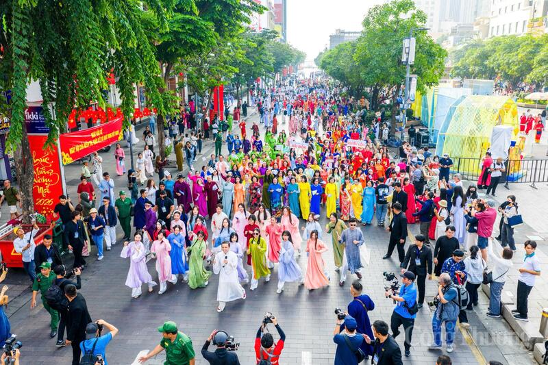 Quang cảnh rực rỡ sắc màu của màn đồng diễn áo dài, một trong 17 hoạt động chính của Lễ hội Áo dài năm nay.