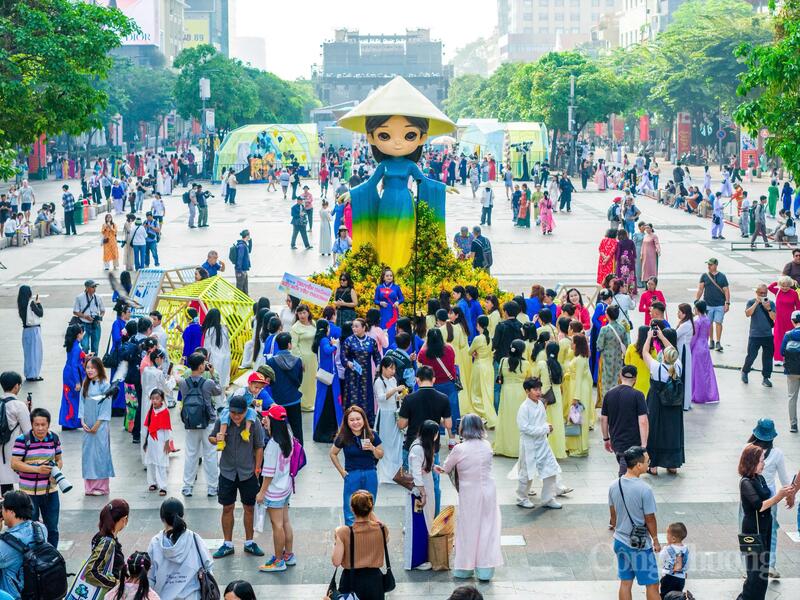 Tiểu cảnh biểu tượng áo dài cách điệu tại phố đi bộ Nguyễn Huệ thu hút đông đảo người dân và du khách đến tham quan, chụp ảnh.
