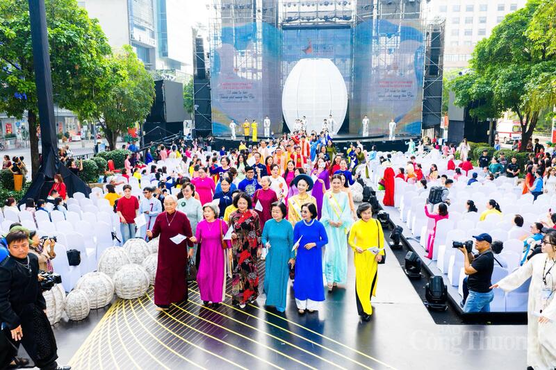 Toàn cảnh sân khấu chương trình đồng diễn áo dài.