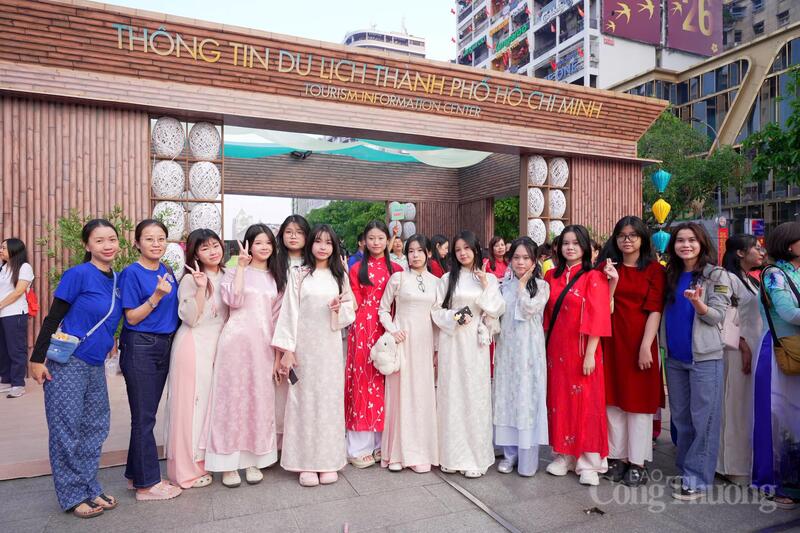 Không gian check-in rực rỡ sắc màu thu hút đông đảo người dân và du khách dừng chân ghi lại những khoảnh khắc ấn tượng.