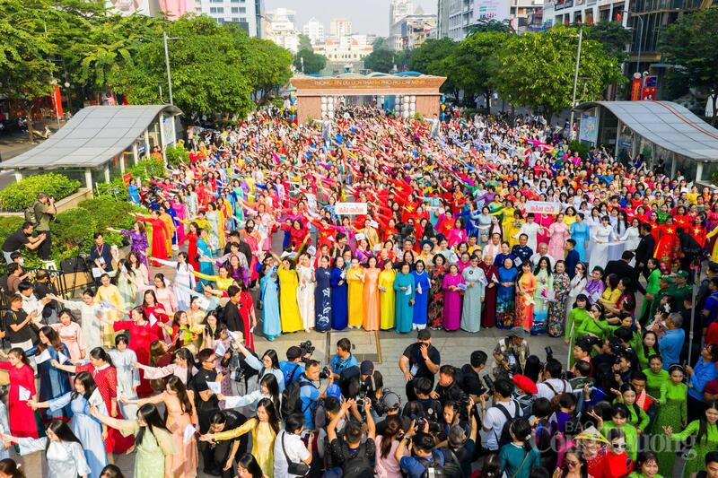 Đông đảo người dân và du khách tập trung tại khu vực trung tâm để theo dõi và chụp ảnh lưu niệm cùng các tà áo dài.