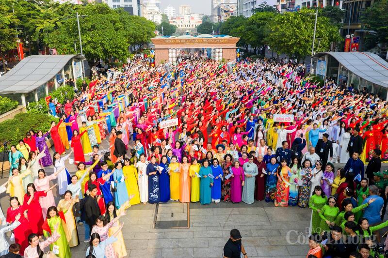 Gần 3.000 người trong trang phục áo dài truyền thống, tham gia màn đồng diễn dân vũ quy mô lớn tại phố đi bộ Nguyễn Huệ sáng 8/3.
