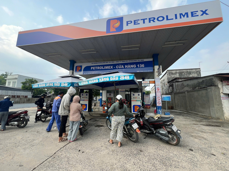 Người dân đến đổ xăng tại cửa hàng xăng dầu tại phường Gò Dầu ngày 9/3, sau khi giá bán lẻ được điều chỉnh tăng.