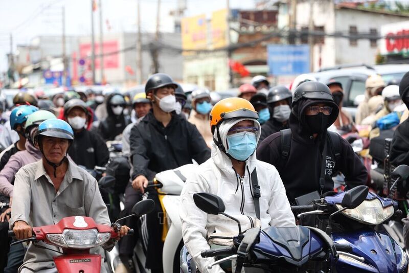 Người dân di chuyển trên đường tại TP. Hồ Chí Minh trong điều kiện nắng nóng, nhiều người che chắn kỹ để tránh thời tiết oi bức. Ảnh: Nguyễn Vũ Thành Đạt.