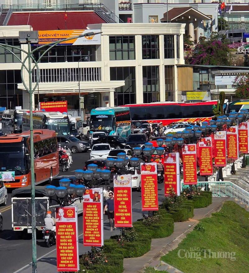 Lượng xe quá tải đổ về khu trung tâm Đà Lạt vào ngày 8/3. Ảnh: Minh An