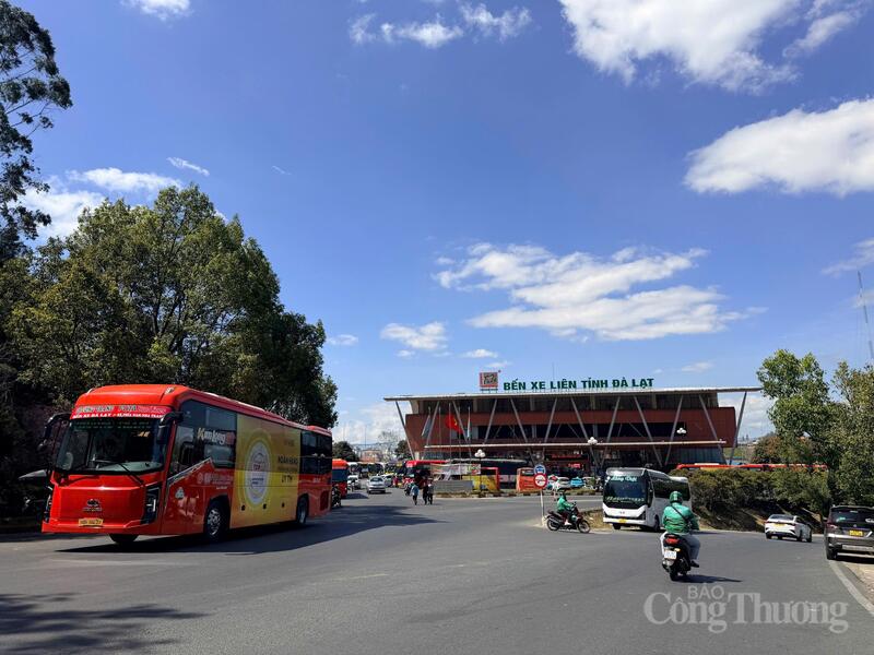Bến xe liên tỉnh Đà Lạt chuẩn bị sẵn sàng để tăng lượt đón xe, khách đến trong thời điểm tạm dừng đường hàng không. Ảnh: Minh An