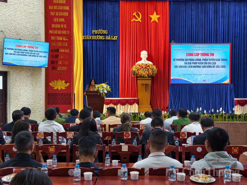 Quang cảnh buổi họp cung cấp thông tin. Ảnh: Minh An