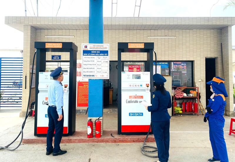 Lực lượng Quản lý thị trường tăng cường kiểm tra, giám sát hoạt động kinh doanh xăng dầu. Ảnh: Mai Liễu