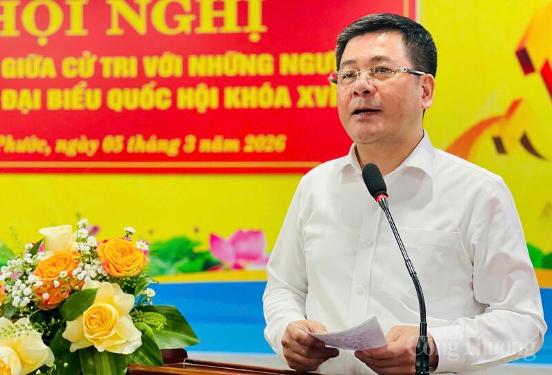 Phó Bí thư Đảng ủy Quốc hội Nguyễn Hồng Diên trình bày chương trình hành động trước cử tri xã Tuy Phước. Ảnh: Hoàng Phát