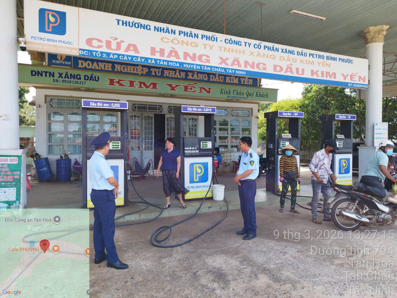 Đội Quản lý thị trường số 11 (Chi cục Quản lý thị trường tỉnh Tây Ninh) kiểm tra hoạt động kinh doanh tại một cửa hàng xăng dầu trên địa bàn.