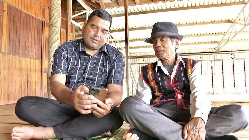 Bí thư Chi bộ kiêm Trưởng thôn Rơ Châm Gloan đã dành nhiều thời gian hướng dẫn lại cho đảng viên trong làng cách sử dụng ứng dụng Sổ tay đảng viên điện tử. Ảnh: Minh Lý