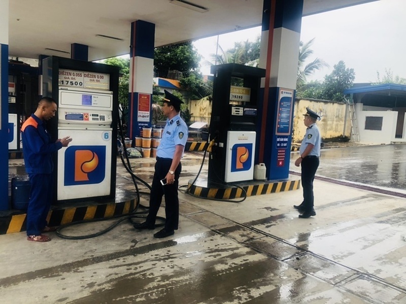 Lực lượng Quản lý thị trường Thanh Hóa sẽ tăng cường áp dụng các biện pháp nghiệp vụ, theo dõi, giám sát chặt chẽ để kịp thời nắm bắt diễn biến thị trường, tình hình cung cầu, giá bán xăng dầu; chủ động phát hiện các biểu hiện bất thường như thiếu hàng, gián đoạn nguồn cung, găm hàng hoặc tăng giá không hợp lý. Ảnh: Quản lý thị trường Thanh Hóa