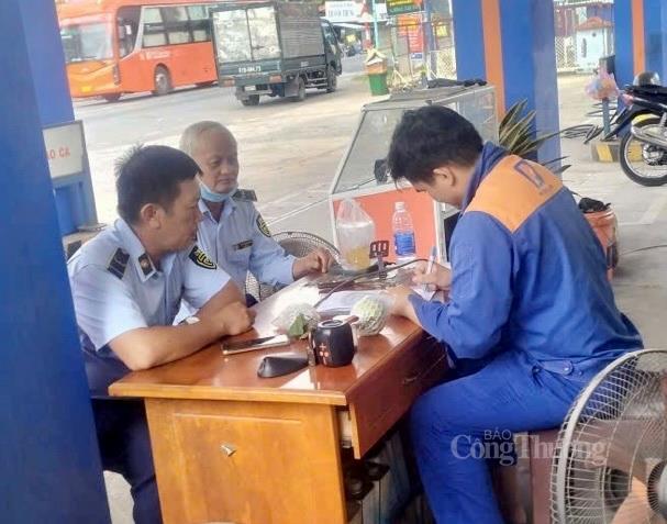 Lực lượng quản lý thị trường huy động tăng cường kiểm tra, kiểm soát hoạt động kinh doanh xăng dầu.