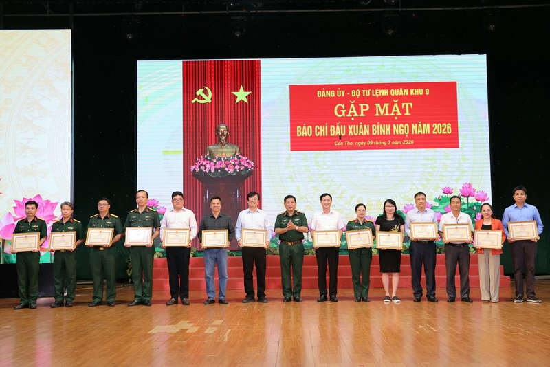 Trao Bằng khen cho phóng viên các cơ quan báo, đài có thành tích xuất sắc.