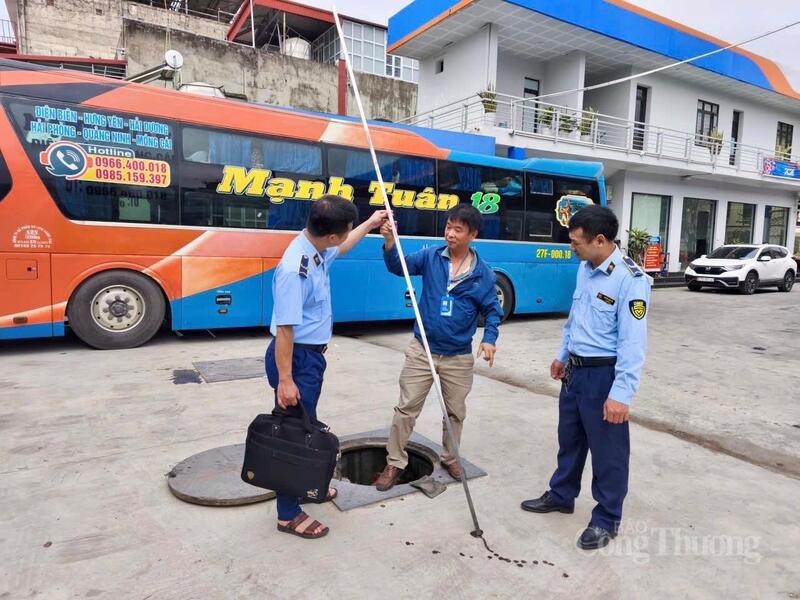 Lực lượng quản lý thị trường - Sở Công Thương tỉnh Điện Biên kiểm tra, giám sát tại Cửa hàng xăng dầu Petrolimex 03 (phường Điện Biên Phủ).