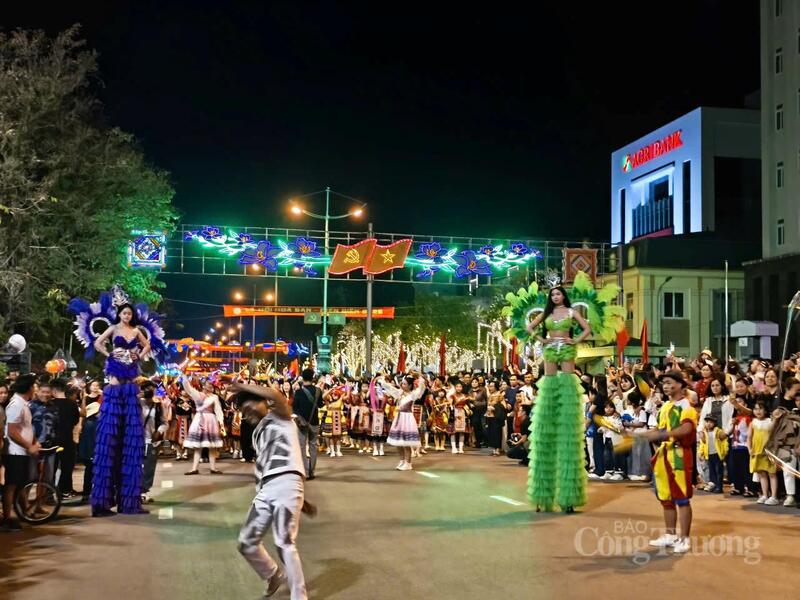 Các tiết mục xiếc hấp dẫn người dân và du khách trong bầu không khí náo nhiệt.