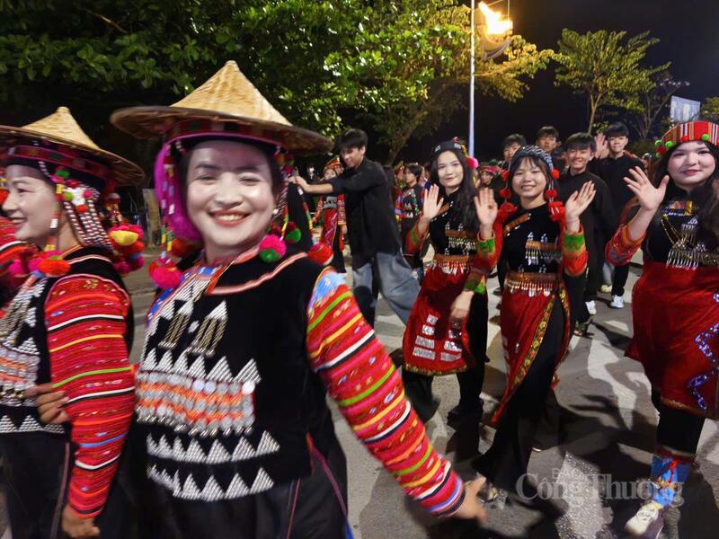 Những điệu múa truyền thống, tiếng khèn, tiếng trống rộn ràng đã tái hiện đời sống văn hóa phong phú của đồng bào các dân tộc nơi đây.