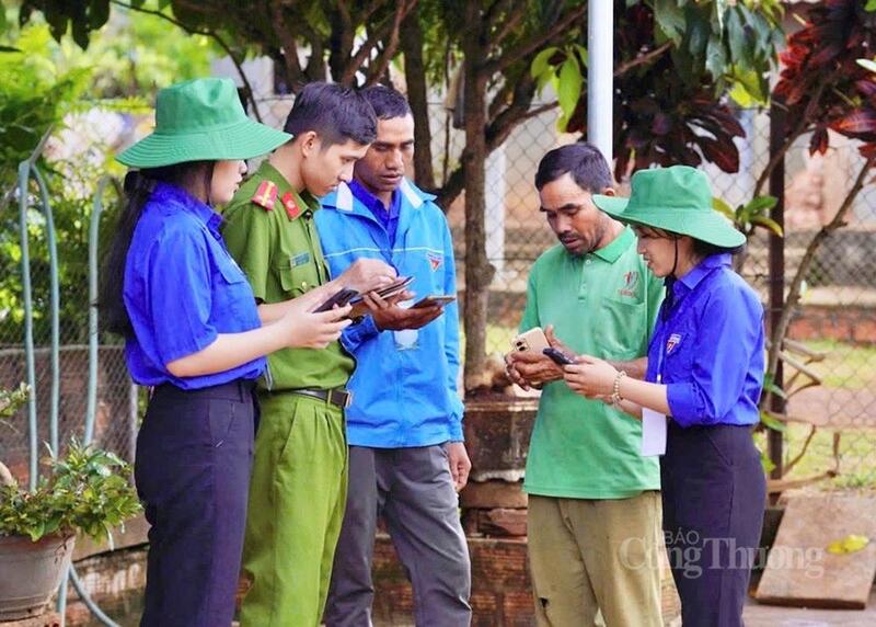 Đoàn thanh niên hướng dẫn cho người dân sử dụng các ứng dụng trực tuyến.