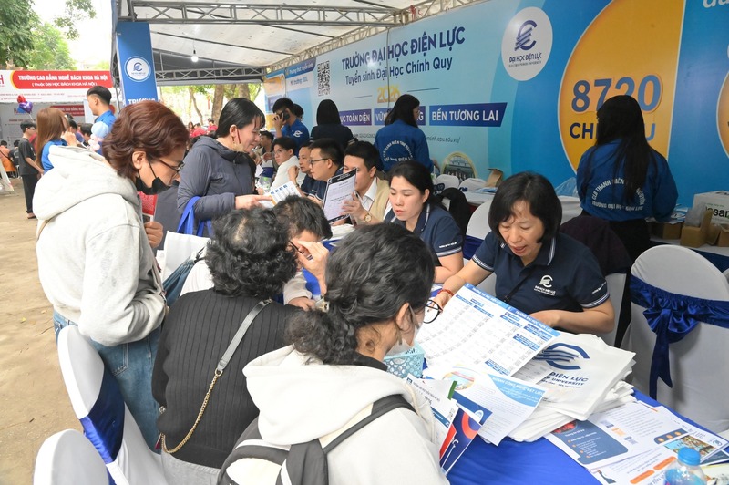 Nhiều phụ huynh và học sinh quan tâm đến các ngành học tại Trường Đại học Điện lực. Ảnh: EPU