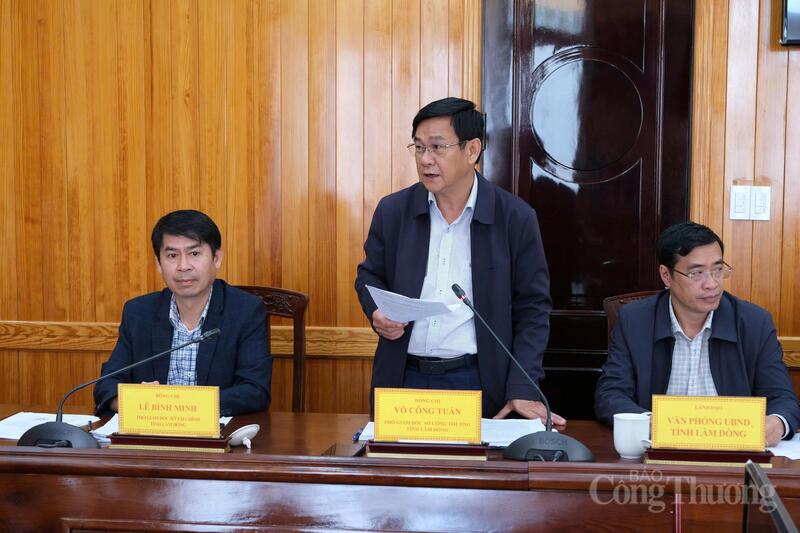 Ông Võ Công Tuấn, Phó Giám đốc Sở Công Thương Lâm Đồng nêu tình hình các dự án. Ảnh: Minh An