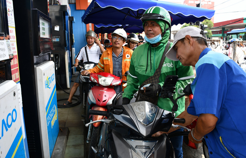 Dù lượng khách tăng cao, các cửa hàng xăng dầu trên địa bàn TP. Hồ Chí Minh vẫn chủ động nguồn hàng, bảo đảm cung ứng đầy đủ cho người dân. Ảnh: Thanh Minh