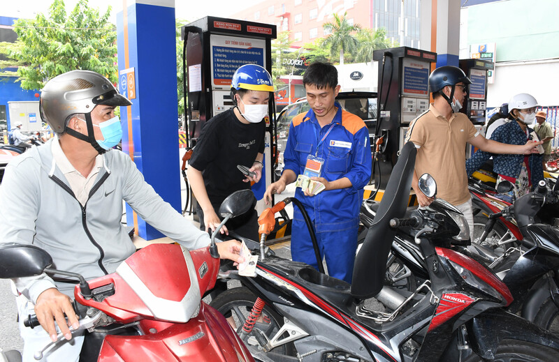 TP. Hồ Chí Minh tăng cường các giải pháp điều hành, bảo đảm nguồn cung xăng dầu phục vụ hoạt động sản xuất, kinh doanh và đời sống người dân trên địa bàn. Ảnh: Thanh Minh