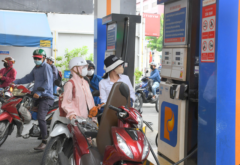 Do lượng khách tăng cao, nhân viên kế toán Cửa hàng Xăng dầu Petrolimex 29 (736 Quang Trung, phường Thông Tây Hội) cũng tham gia trực tiếp đổ xăng để người dân không phải chờ đợi lâu. Ảnh: Thanh Minh