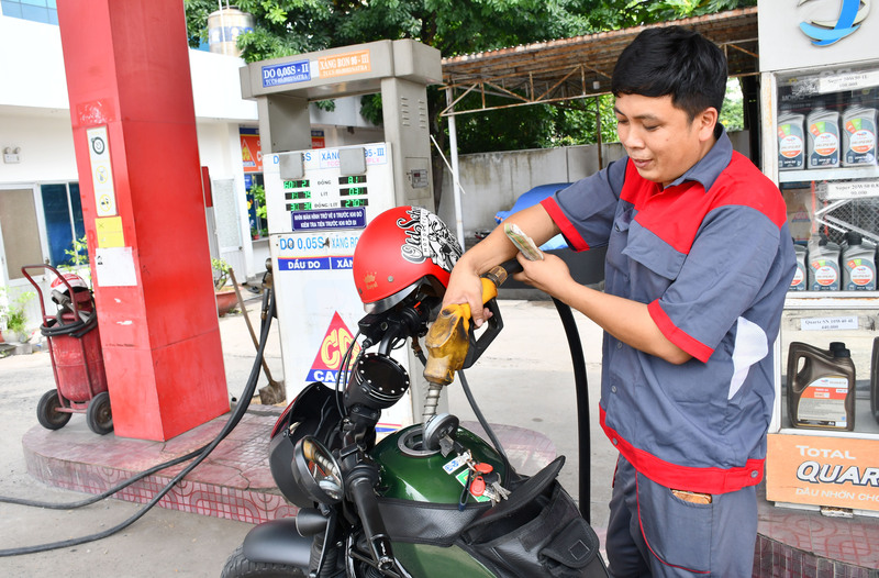 Các cây xăng vẫn duy trì hoạt động bán hàng bình thường, khách có thể đổ xăng theo nhu cầu dù thời gian chờ lâu hơn so với trước. Ảnh: Thanh Minh